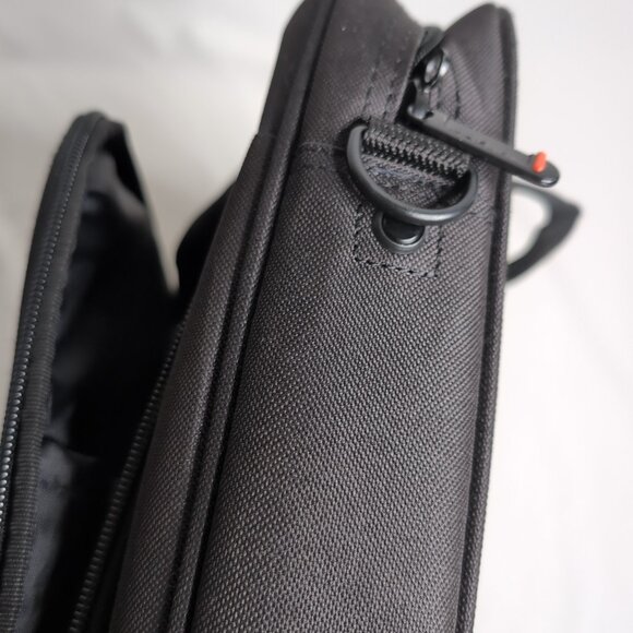 Targus 16" Black/Red Travel Laptop Bag 3 Compartments with Carry On Strap - Picture 3 of 6